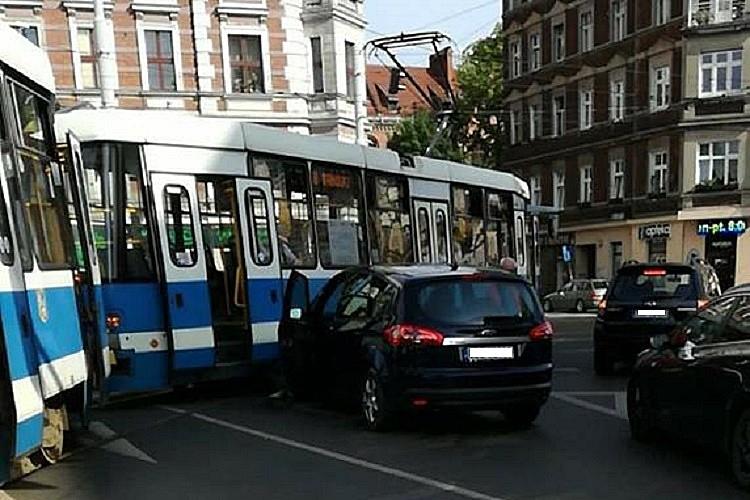 Kolizja w centrum. Samochód wjechał w tramwaj