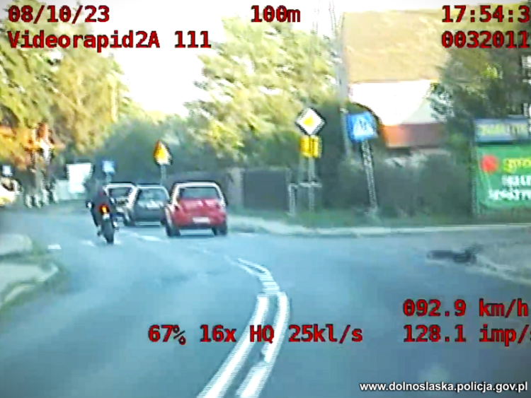 Motocyklista uciekał przed policją. Na koncie ma kilka przestępstw [FILM]