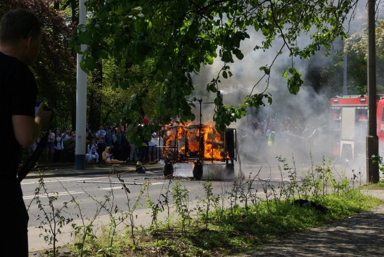 Wrocław: pożar platformy na pochodzie juwenaliowym. Są ranni [ZDJĘCIA,VIDEO]