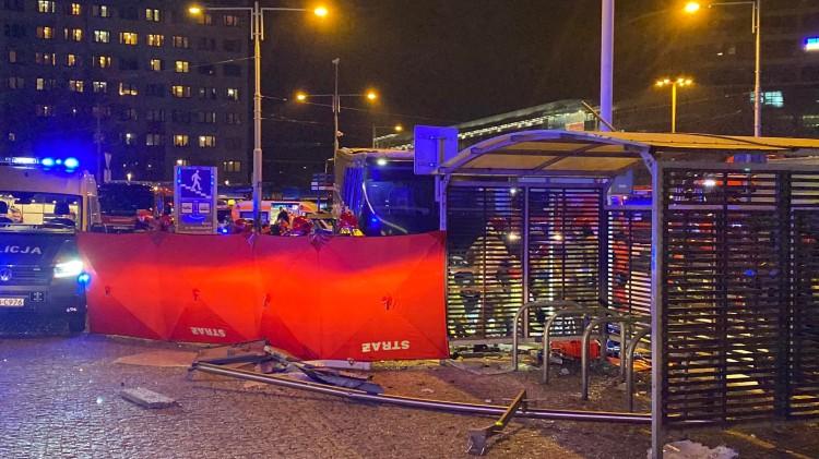 Wrocław: Katastrofa na placu Grunwaldzkim. Autobus wbił się w przejście podziemne
