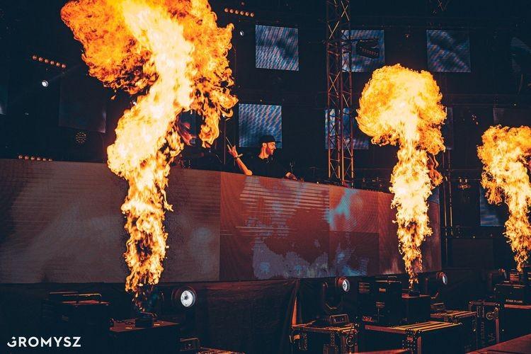 Fontanny wodne i tańczące ognie. Festiwal światła znów na Stadionie Wrocław [ZOBACZ]