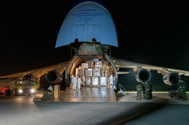 AN-124 znów we Wrocławiu. Ogromny samolot z kolejnym transportem [ZDJĘCIA]