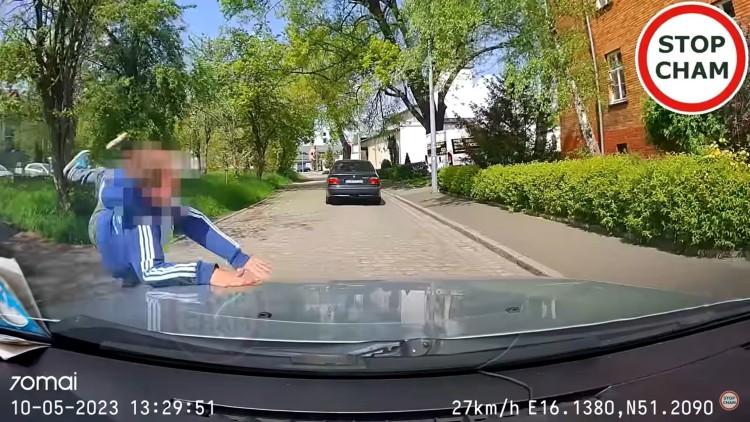 Kierowca potrącił dziecko i wrzucił nagranie do sieci [WIDEO]