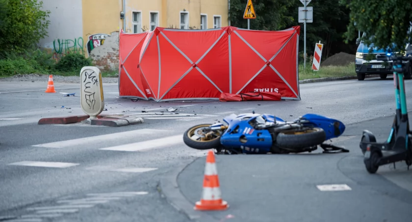 Tragiczny wypadek na Kosmonautów. Motocyklista zginął po zderzeniu z samochodem osobowym 