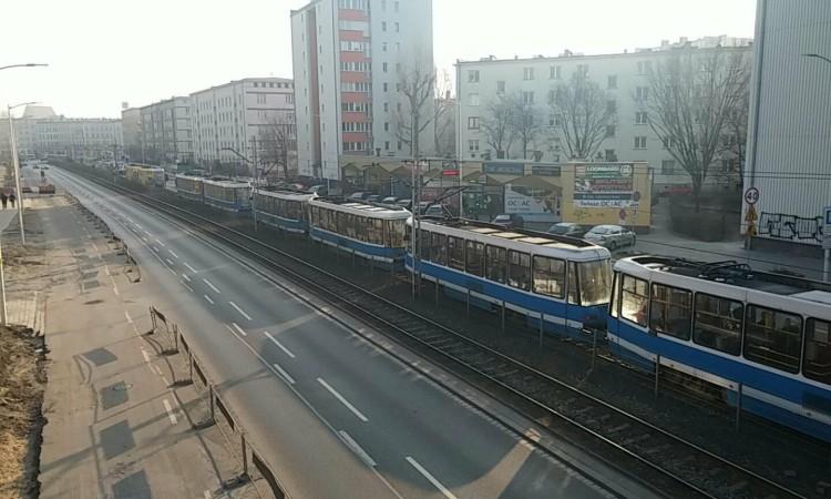 Zerwana trakcja. Od bladego świtu wrocławianie marzli w  gigantycznym korku tramwajów [ZDJĘCIA]