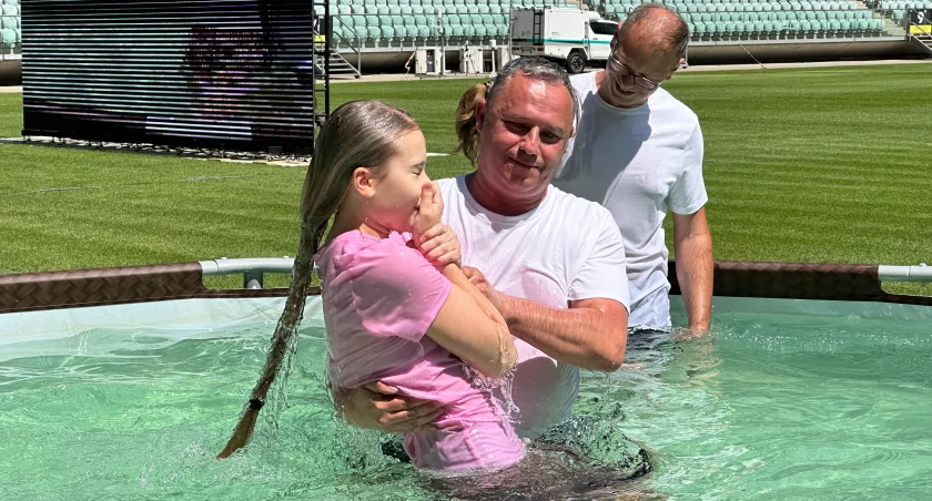 Świadkowie Jehowy na wrocławskim stadionie. Wielu chętnych do chrztu