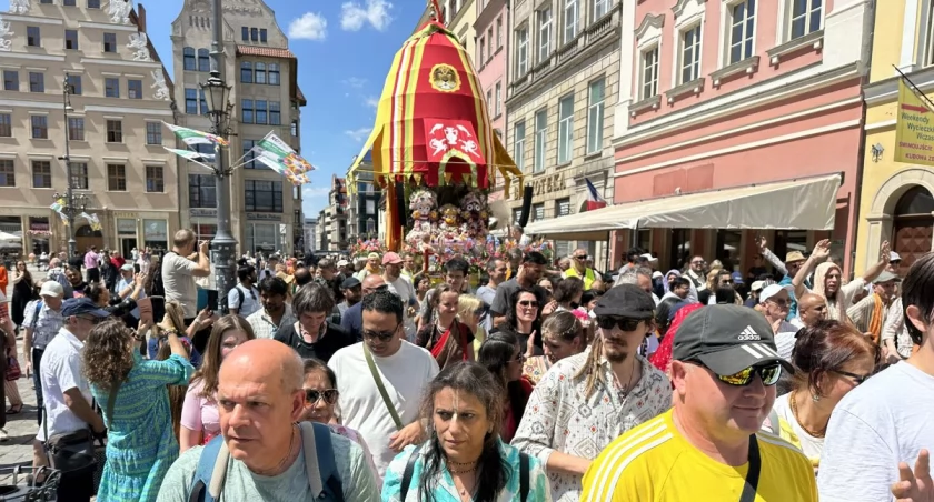 Kolorowo na Rynku we Wrocławiu. To hinduski Festiwal Wozów