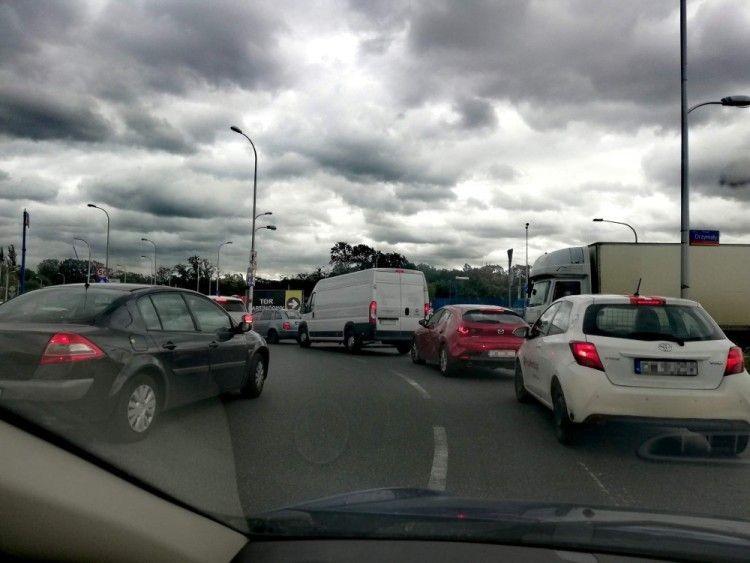 Korki na AOW po awarii tira i z powodu natężenia ruchu
