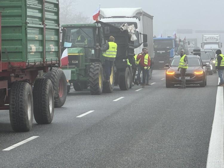 Strajk rolników: Traktory blokują Autostradową Obwodnicę Wrocławia. Protest do niedzieli