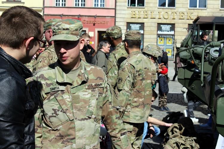 Wojska NATO i grochówka na wrocławskim rynku