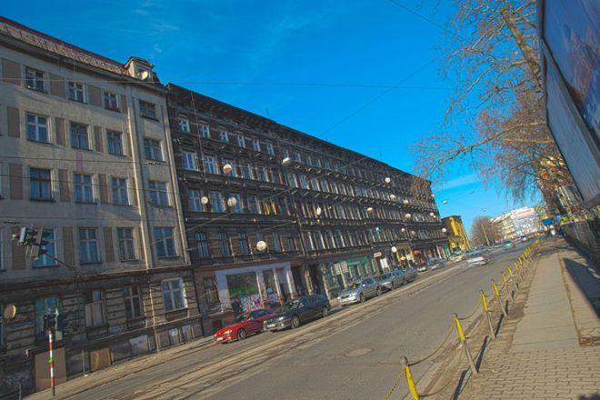 Tir zaklinował się pod wiaduktem na Pułaskiego
