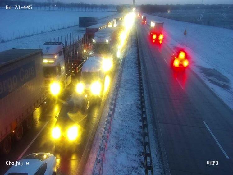 Fatalne warunki na drogach. Auta blokują jezdnię, na A4 wypadki