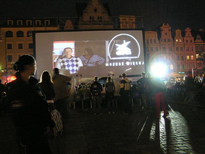 Kino w plenerze przyciąga tłumy do Rynku i Renomy