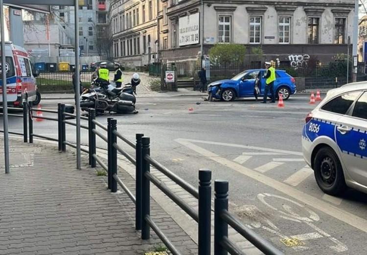 Wrocław:  Wypadek na Pułaskiego. Policyjny motocykl zderzył się z audi