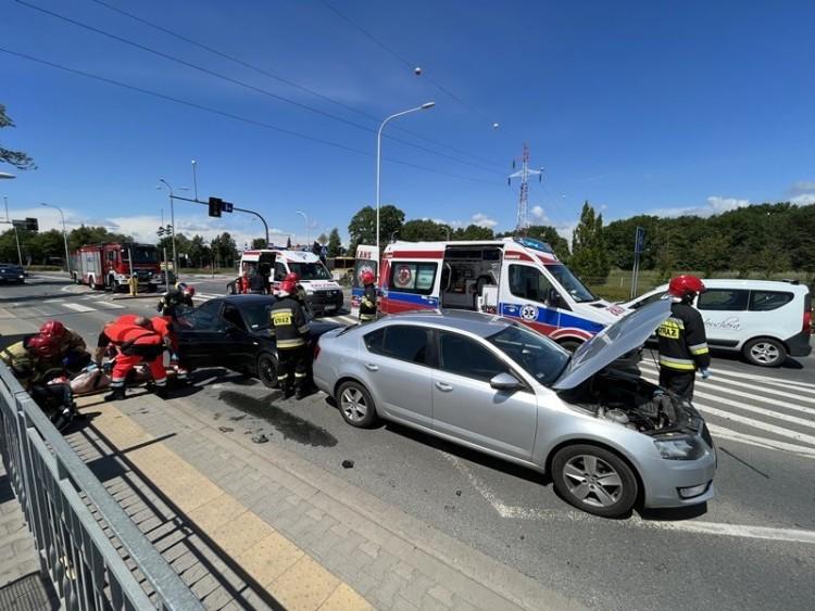Groźny wypadek na Kosmonautów. Są ranni [ZDJĘCIA]