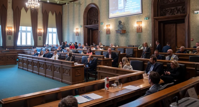 Rada we Wrocławiu została rozwiązana. Długa lista naruszeń przepisów  