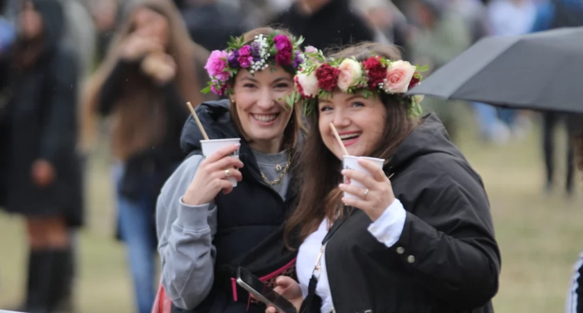 Letnie Brzmienia 2025 we Wrocławiu. Fani dobrej muzyki deszczu się nie boją! Zobaczcie zdjęcia 