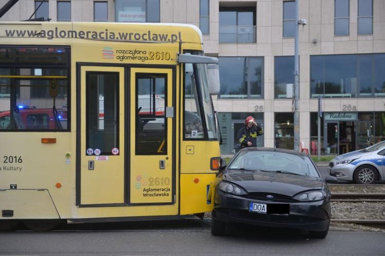 Kierowca forda wjechał pod tramwaj. Pasażerka trafiła do szpitala [ZDJĘCIA]