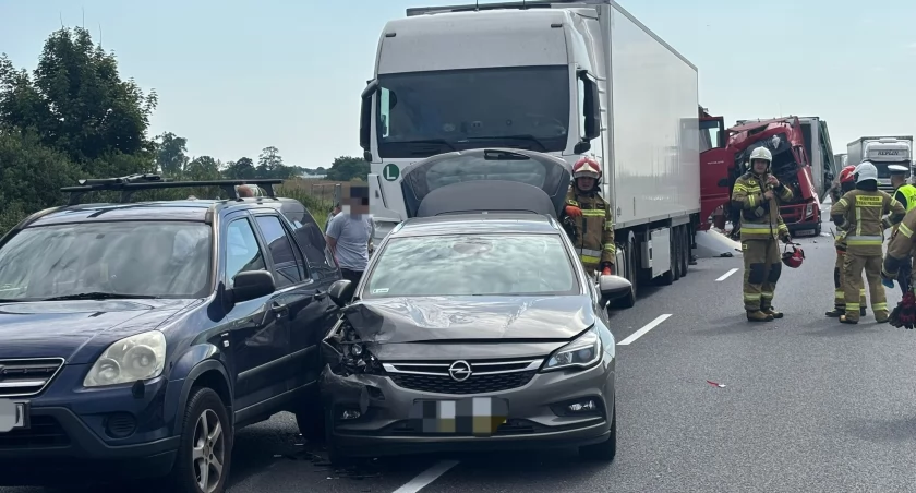 Karambol i wypadek na S8 pod Wrocławiem. Zderzyło się w sumie 9 samochodów