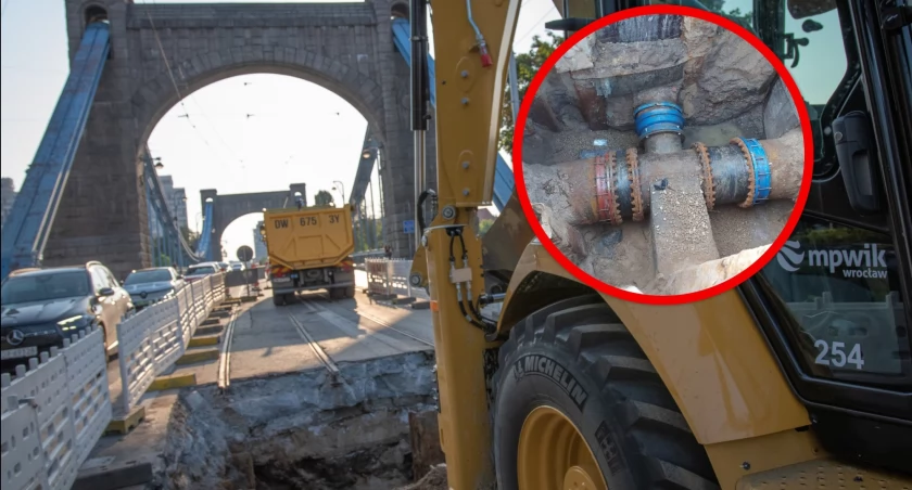 Zasypują potężną dziurę przed mostem Grunwaldzkim. Tego nikt się nie spodziewał