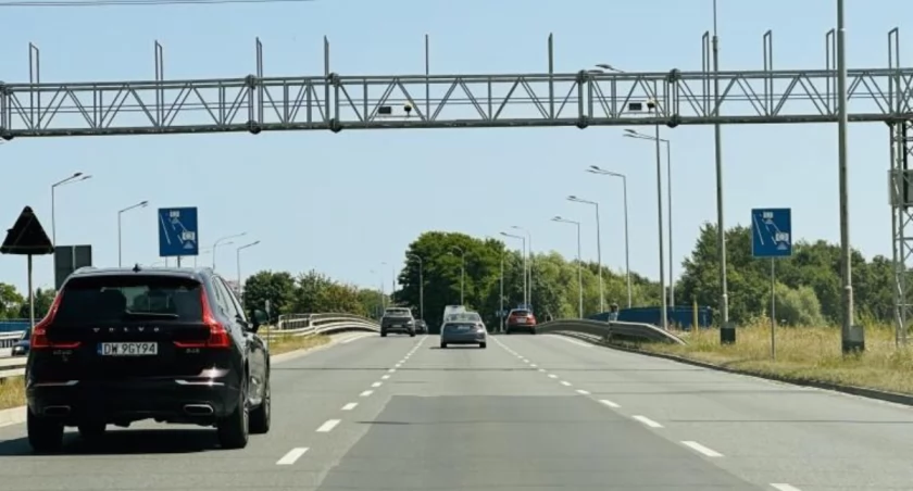 Kilkadziesiąt wykroczeń dziennie na al. Sobieskiego. Prawie 7 tysięcy kierowców złamało przepisy!