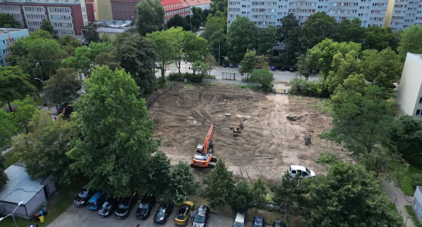 Wrocław: Dawna centrala telefoniczna w centrum miasta zrównana z ziemią. Będą tam bloki 