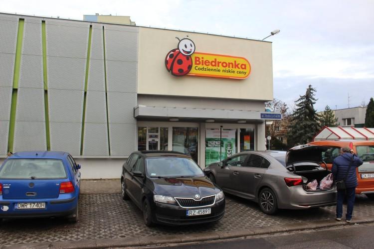 Biedronka daje nagrody przedświąteczne pracownikom. Ile wyniosą i kto je dostanie?