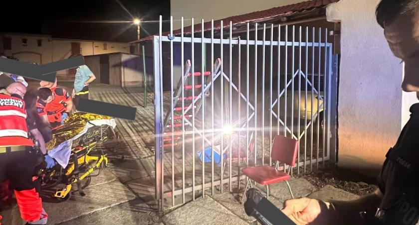 Wbił sobie pręt w nogę, gdy chciał przeskoczyć ogrodzenie. Policja ustala po co