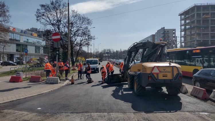 Gigantyczny korek na Hallera. Lepiej wybrać inną trasę