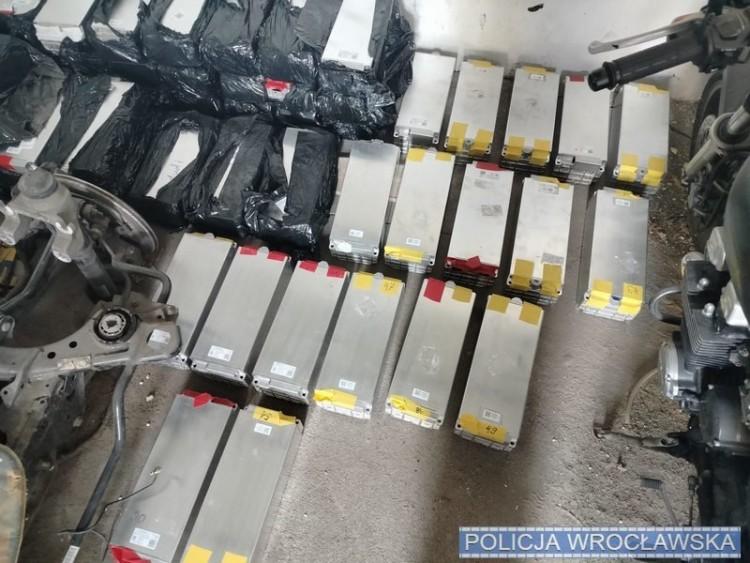 Wrocław: Przez kilka miesięcy okradał firmę z baterii do pojazdów elektrycznych [FILM]