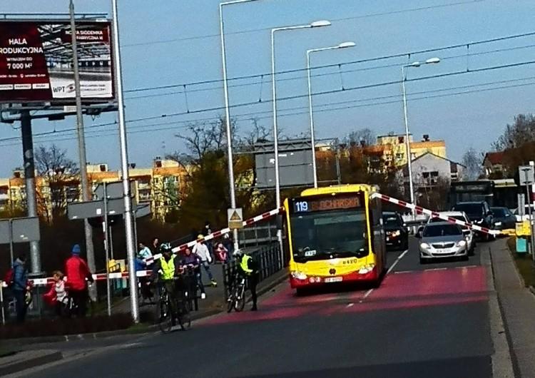 Wrocław: autobus MPK utknął pod zamykającym się szlabanem [ZDJĘCIE]