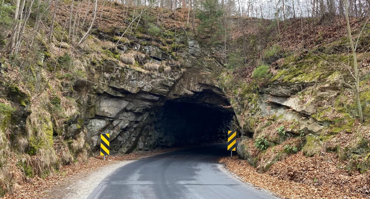 Jedyny taki skalny tunel na Dolnym Śląsku. Idealny na letnią przejażdżkę