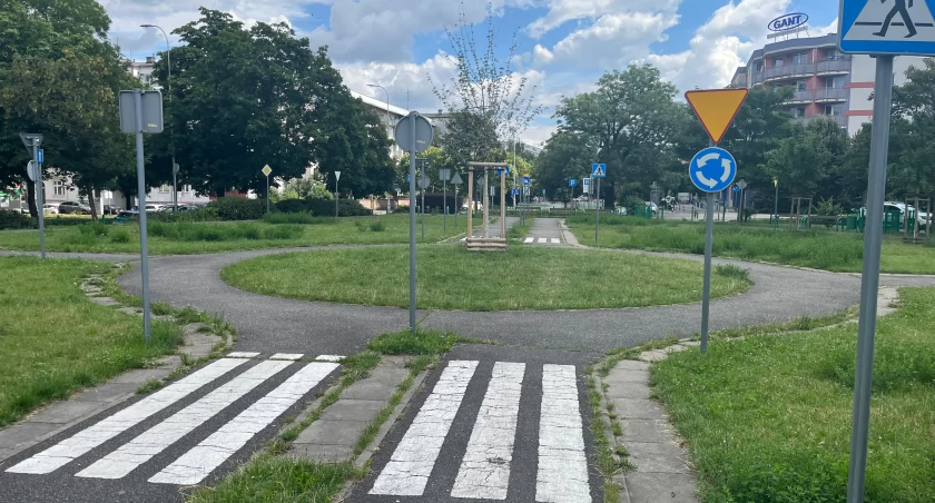 Tak wygląda miasteczko ruchu drogowego we Wrocławiu. Są znaki, a nawet rondo!