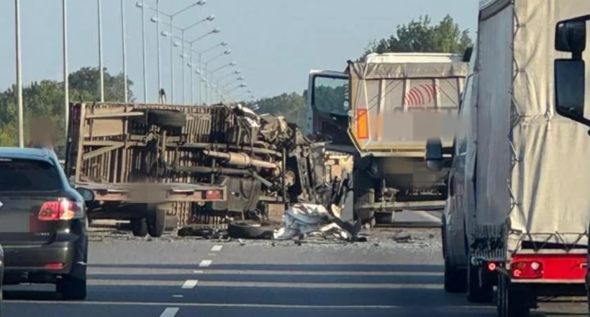 Wypadek na A4. Rozbita laweta zablokowała autostradę
