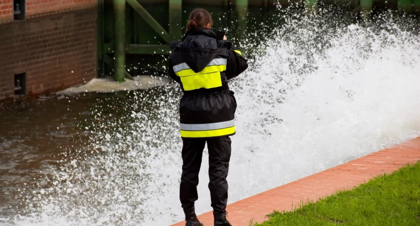 Fala na Odrze płynie do Wrocławia. Ogłoszono alert, służby uspokajają
