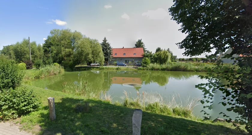 Tragedia w małej wsi pod Wrocławiem. W stawie dryfował martwy człowiek 