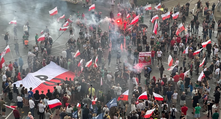 Wrocław oddał hołd bohaterom Powstania Warszawskiego. Kibolskie przyśpiewki w godzinę 