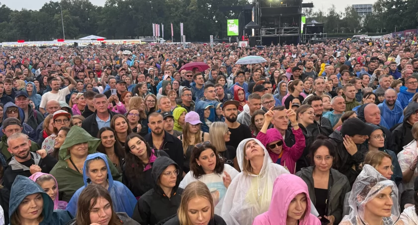 Męskie Granie nie dało się zatopić. Pola Marsowe w sobotę tonęły w morzu ludzi i deszczu