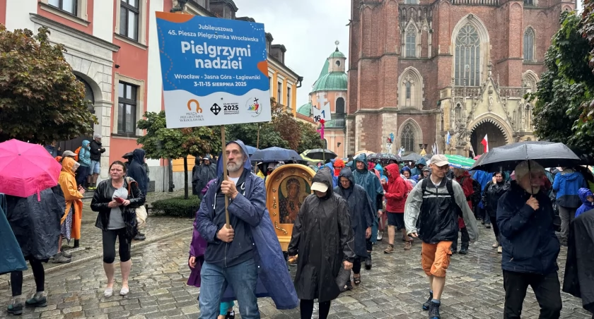 W strugach deszczu pielgrzymi ruszyli z Wrocławia na Jasną Górę 
