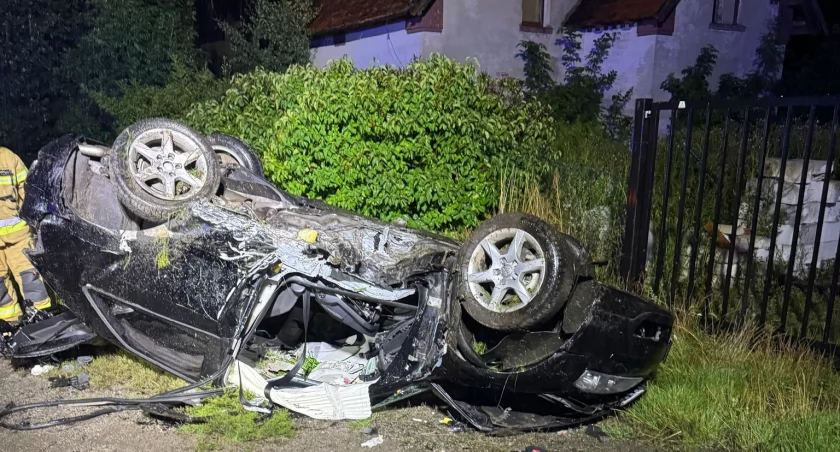 Samochód uderzył w betonowy przepust i dachował. Dwie osoby ranne