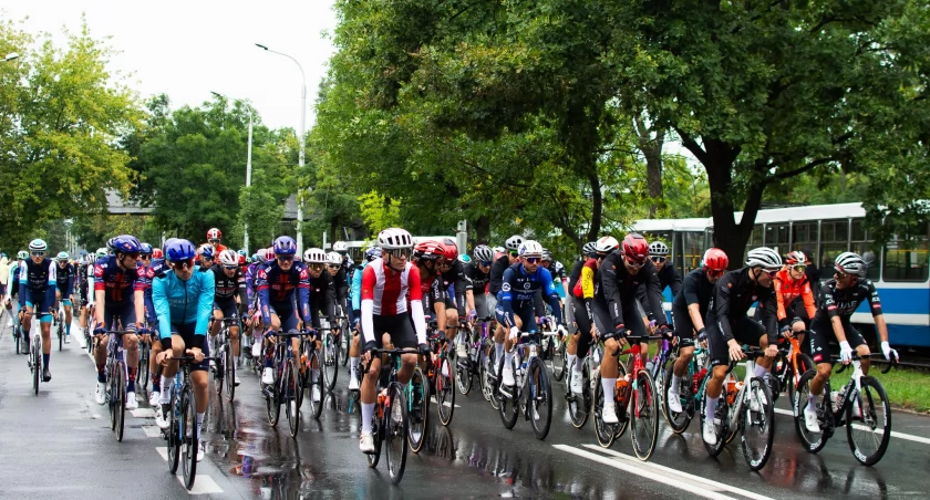 Wyścig Tour de Pologne wyruszył w deszczu z Wrocławia