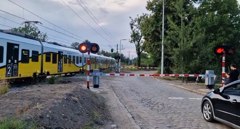 Kierowcy stoją, choć pociąg jedzie... wzdłuż drogi. Kolejarze: Nie było innego wyjścia