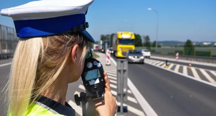 Jeden dzień na A4. Pijani kierowcy, tiry wyprzedzające na potęgę i auta, które nie powinny jeździć