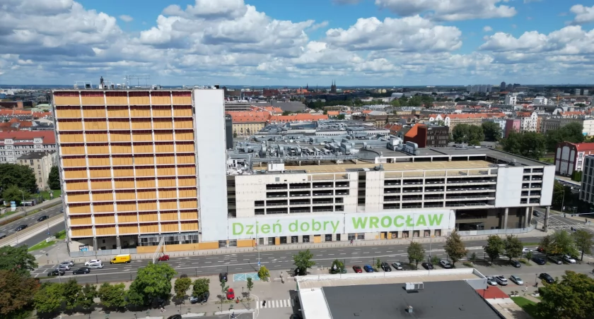 Arkady Wrocławskie zabite płytami. Rozbiórka wstrzymana. Co dalej?
