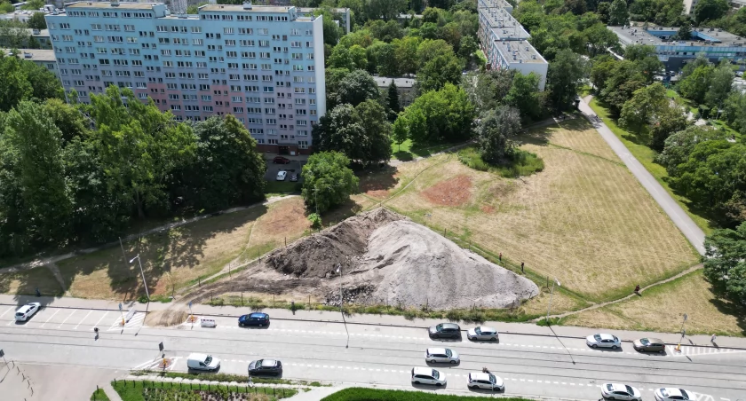 Wielka góra piasku tuż przy Sky Tower. Co się tam dzieje?