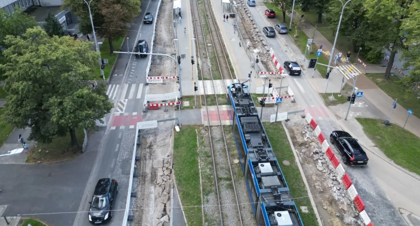 Ulicę Powstańców Śląskich remontują już prawie miesiąc. Zobaczcie, jak teraz wygląda