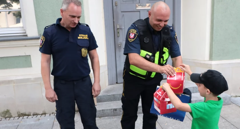 Strażnicy miejscy odnaleźli zaginionego sześciolatka. W nagrodę przyniósł im zestawy z 