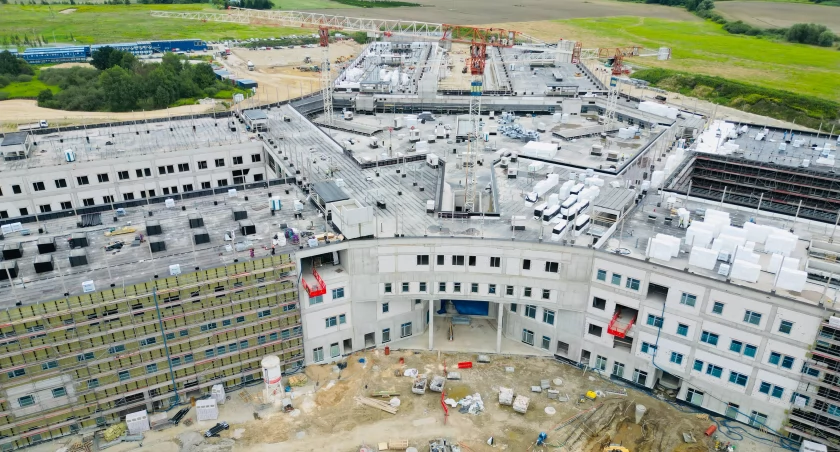 Nowy wrocławski szpital trzy razy większy od Hali Stulecia! Ma już dach!