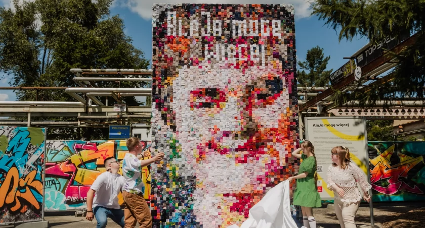 We Wrocławiu powstał wielki portret z... 13 tysięcy skarpet!