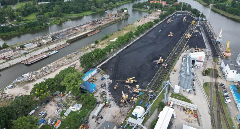 Wrocław: Hałda węgla zablokowała budowę wielkiego osiedla w Porcie Miejskim